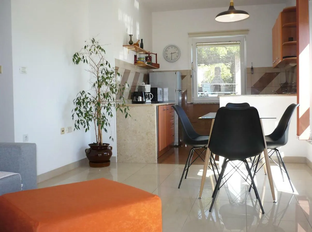 Apartments Karmen Pula 0*,  Croacia